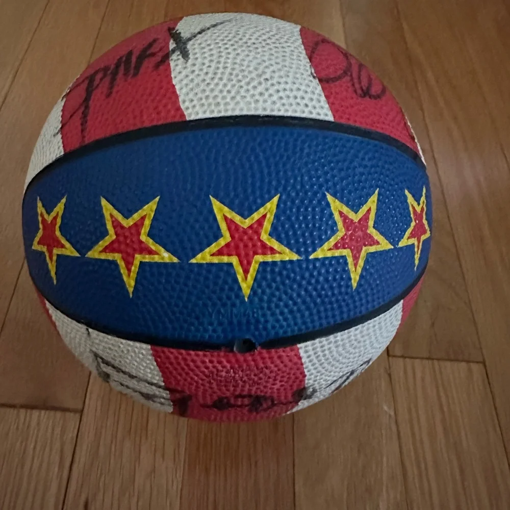 Vintage Harlem Globetrotters souvenir basketball & eight autographs from players - Picture 2 of 10